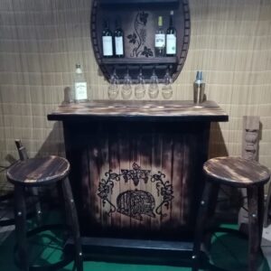 Bar de Madera Maciza con Butacas de Roble y Minibar de Pared